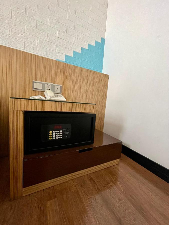 New World Express Motel Bintulu Kültér fotó